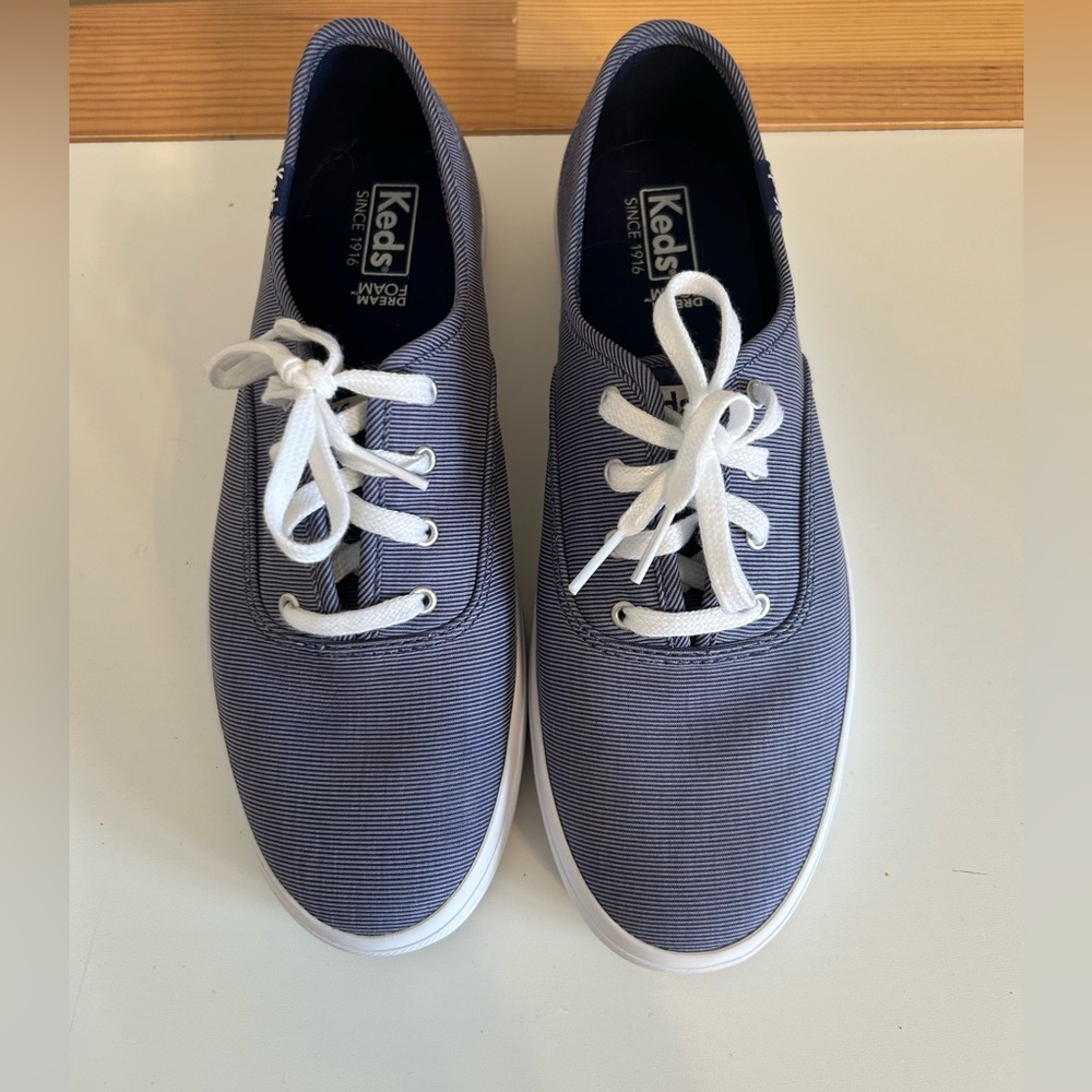 Keds Women’s Navy Sneakers with White Laces Size 8